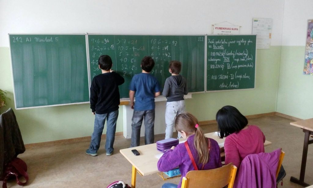 Dobrovolníci Tady a Teď pomáhají školákům v Plzni. Připojte se k nim