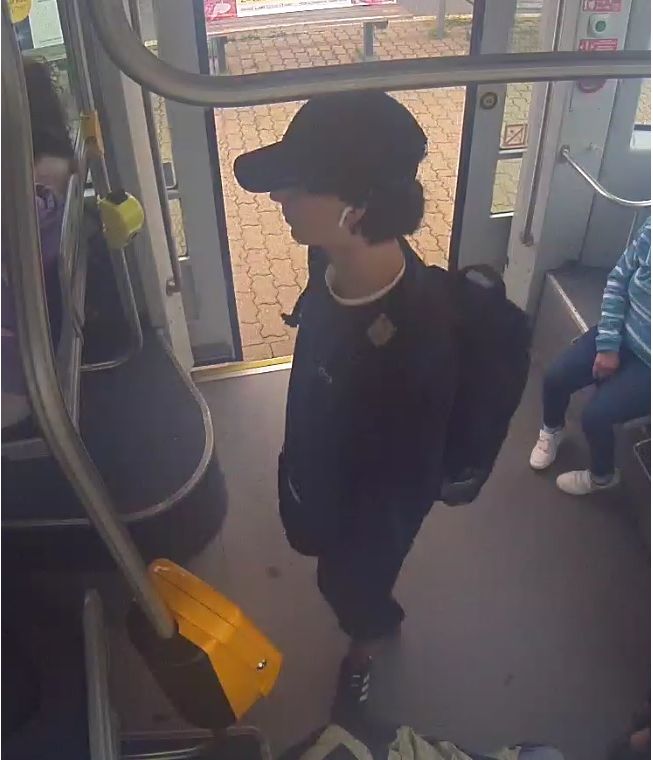 obrázek: Sprejem poničil tramvaj. Pomůžete policii?