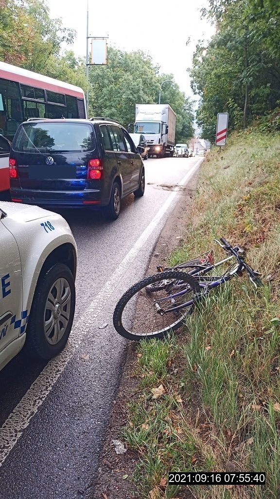 obrázek: Sražený cyklista se neudržel a probodnul kolo na autě