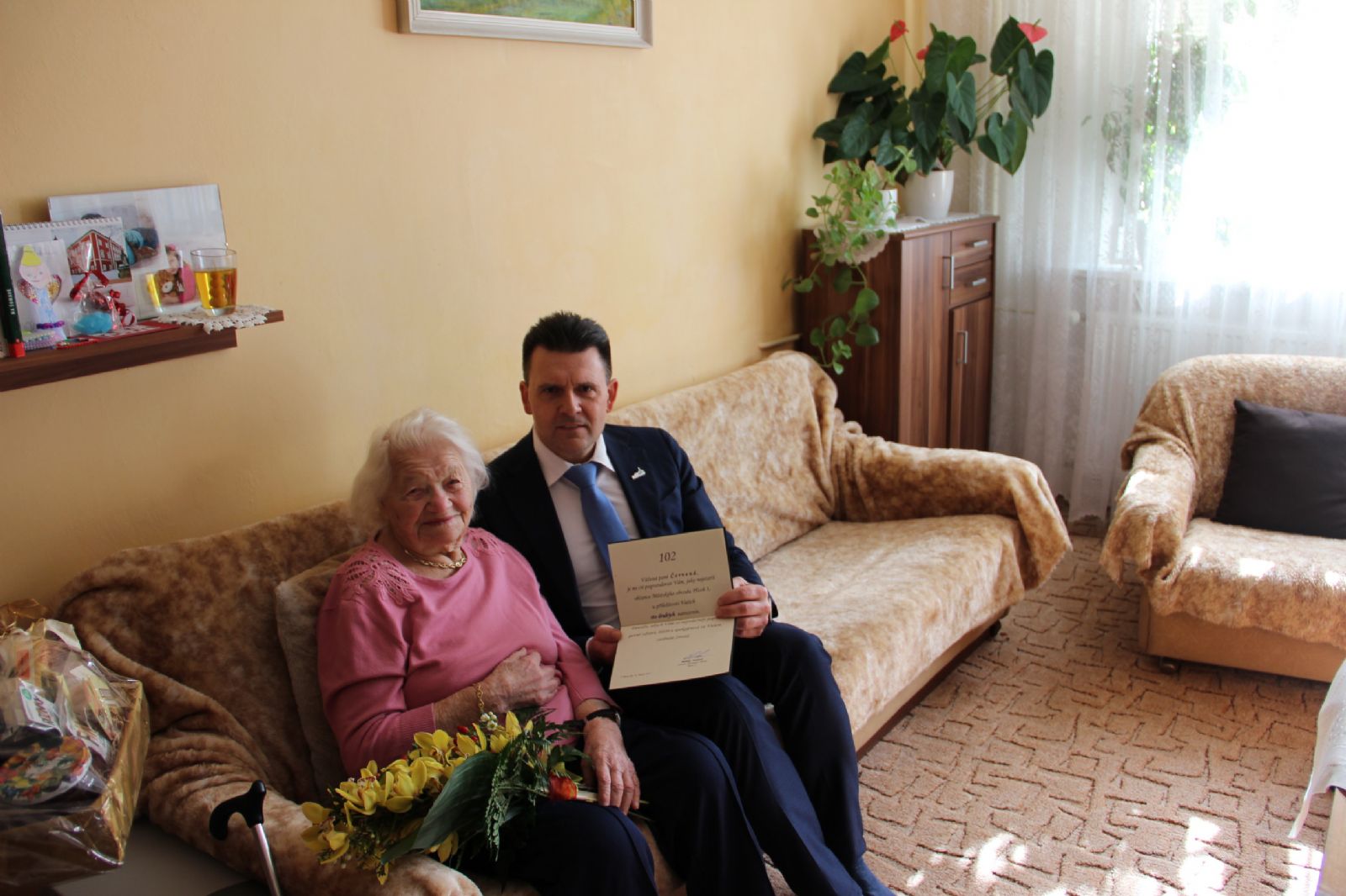 obrázek: Starosta plzeňského centrálního obvodu Plzně popřál nejstarší obyvatelce. Je jí 102 let  