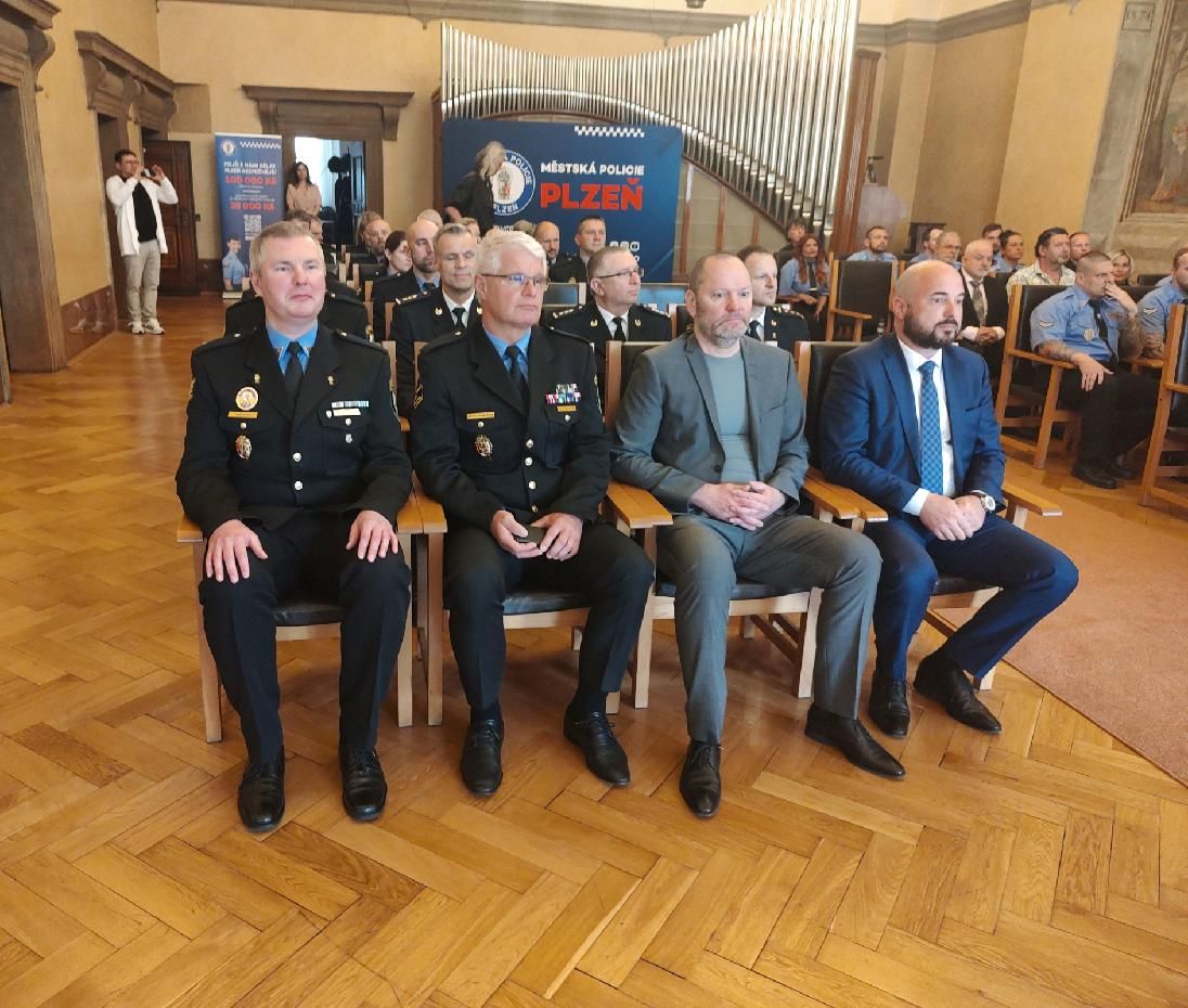 obrázek: Strážníci a zaměstnanci městské policie si převzali medaile
