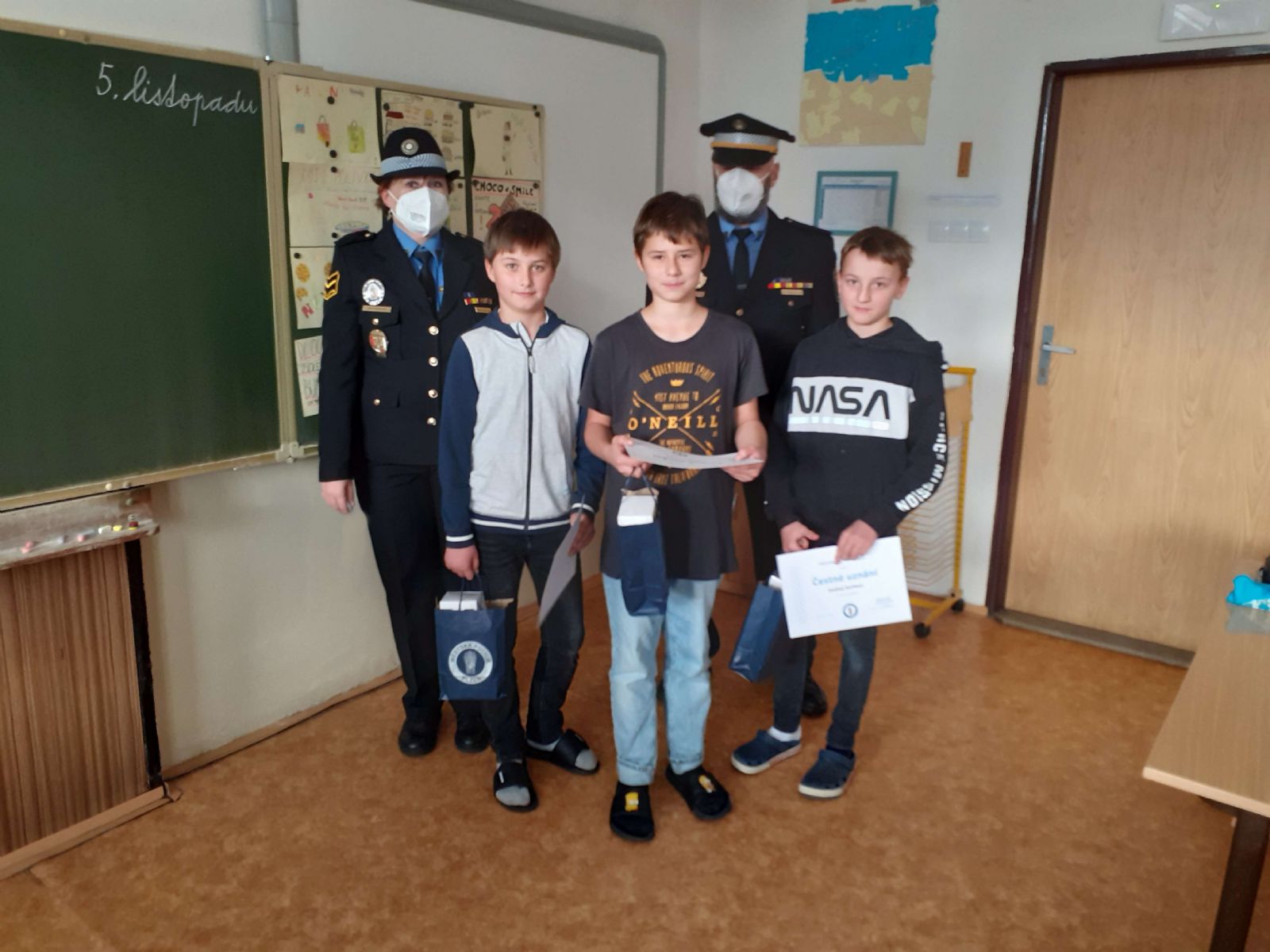 obrázek: Strážníci v Plzni ocenili poctivé školáky