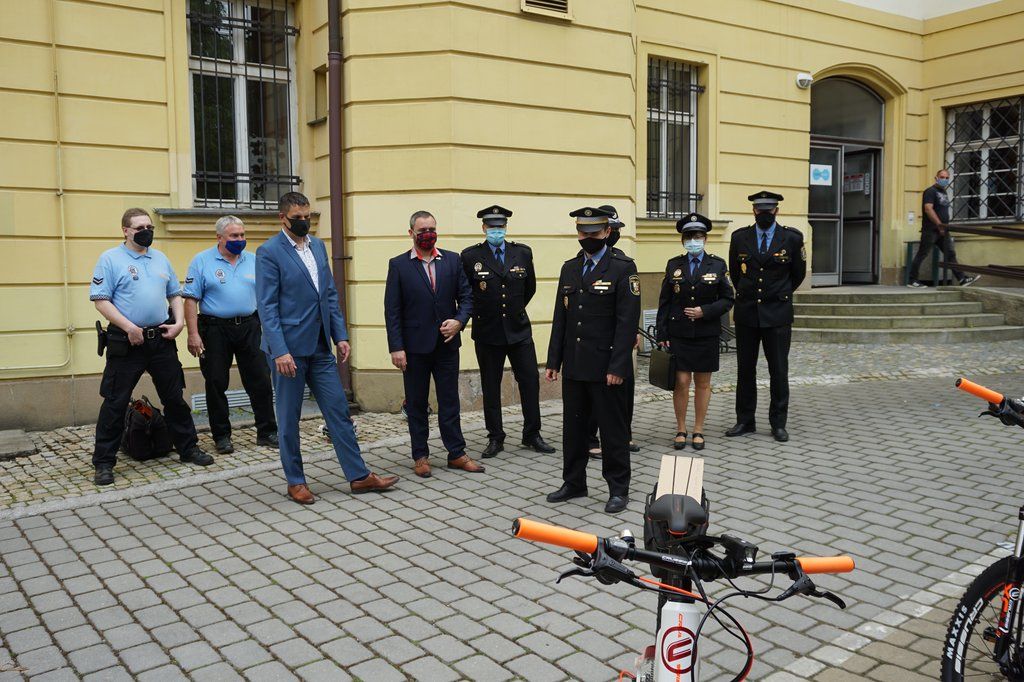 obrázek: Strážníci z centra a Skvrňan dostali elektrokola a zdravotnický batoh