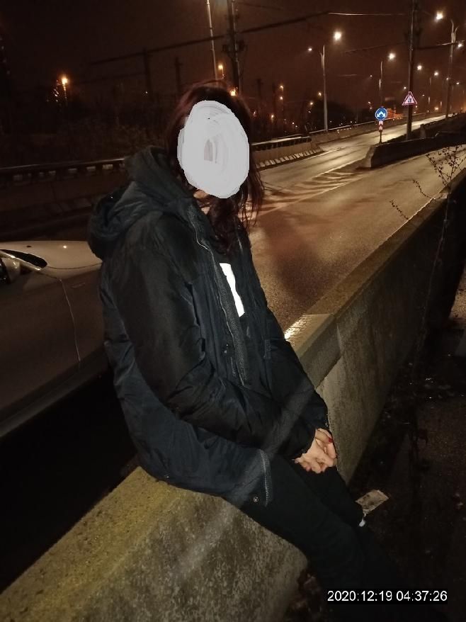 obrázek: Strážníci zachraňovali dívku, která chtěla skočit z mostu