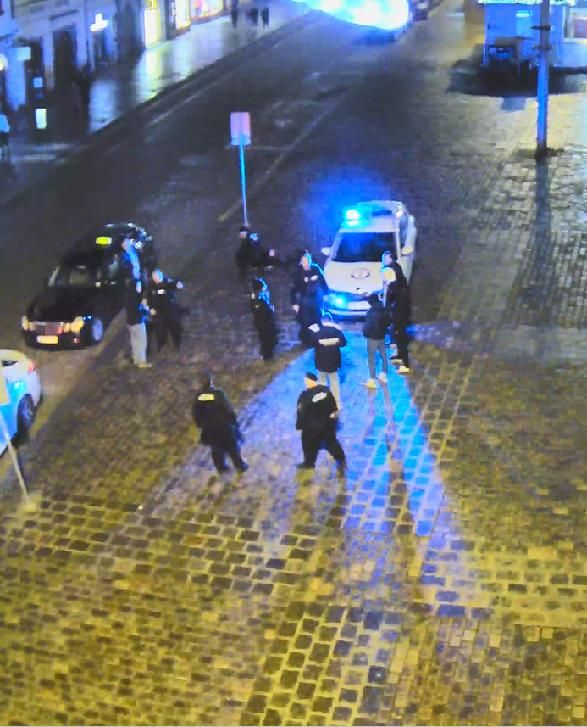 obrázek: Strkanice na náměstí v Plzni skončila pěstmi a agresor v poutech 