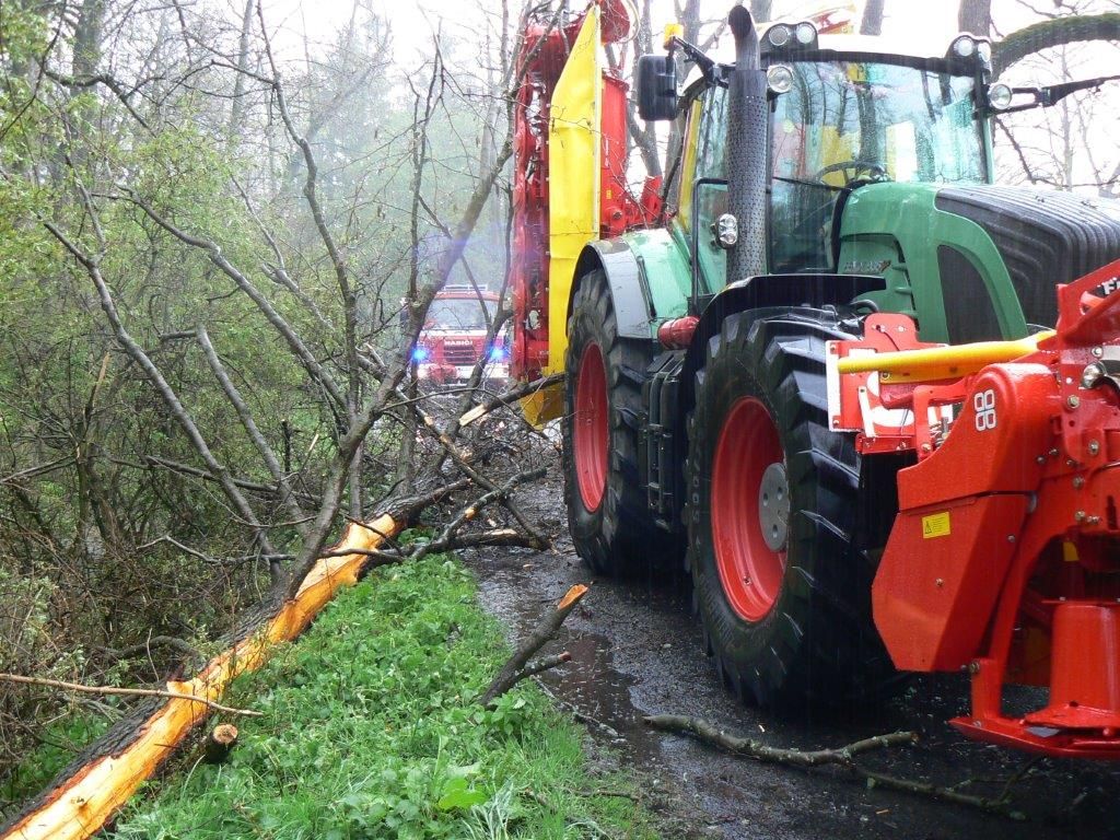 obrázek: Strom spadl za Černíčí po úderu blesku na traktor 