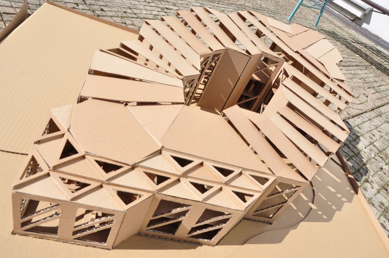 Student z Plzně postavil Národní knihovnu ČR z vlnité lepenky