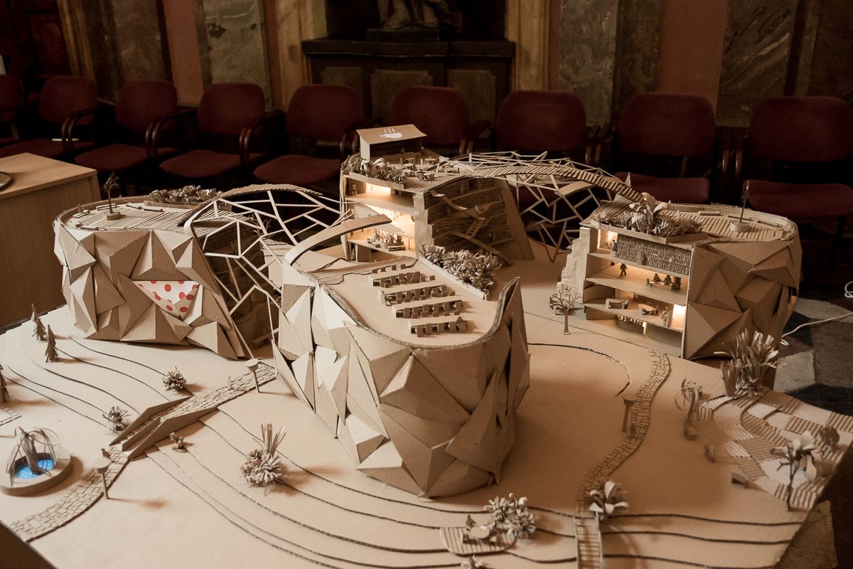 Studenti z Plzně staví přehradu z vlnité lepenky