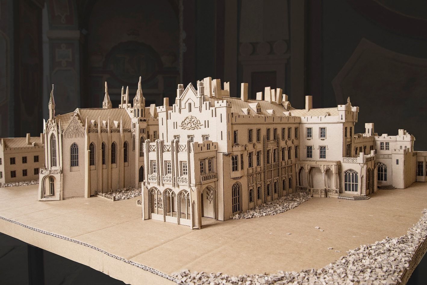 Studenti z Plzně staví středisko nekonečných možností z vlnité lepenky