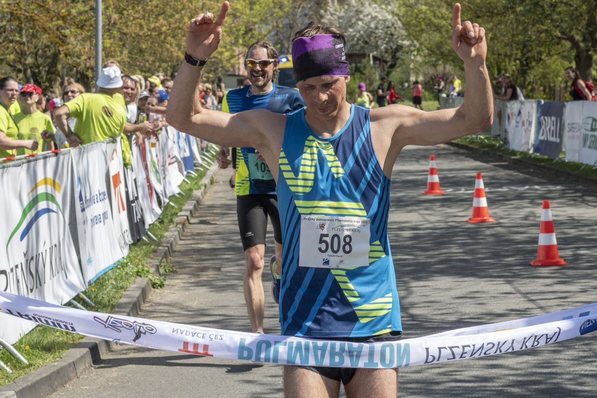 obrázek: Tomáš Eisner a Marcela Joglová obhájili vítězství na Krajském půlmaratonu
