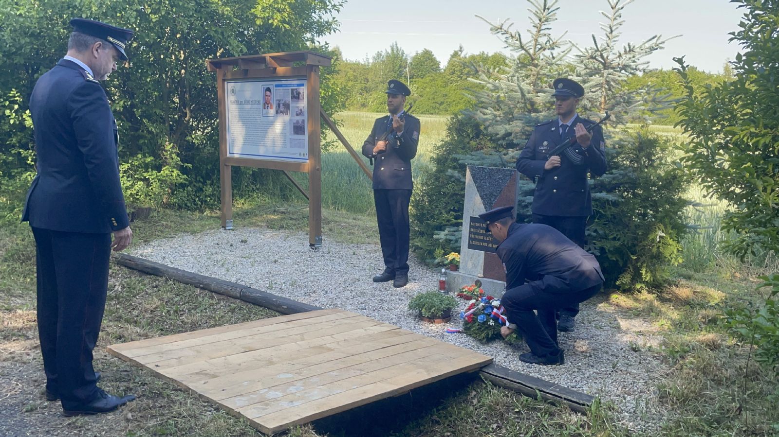 obrázek: Tragická střelba u Letkova před 25 lety. Policisté uctili památku kolegy