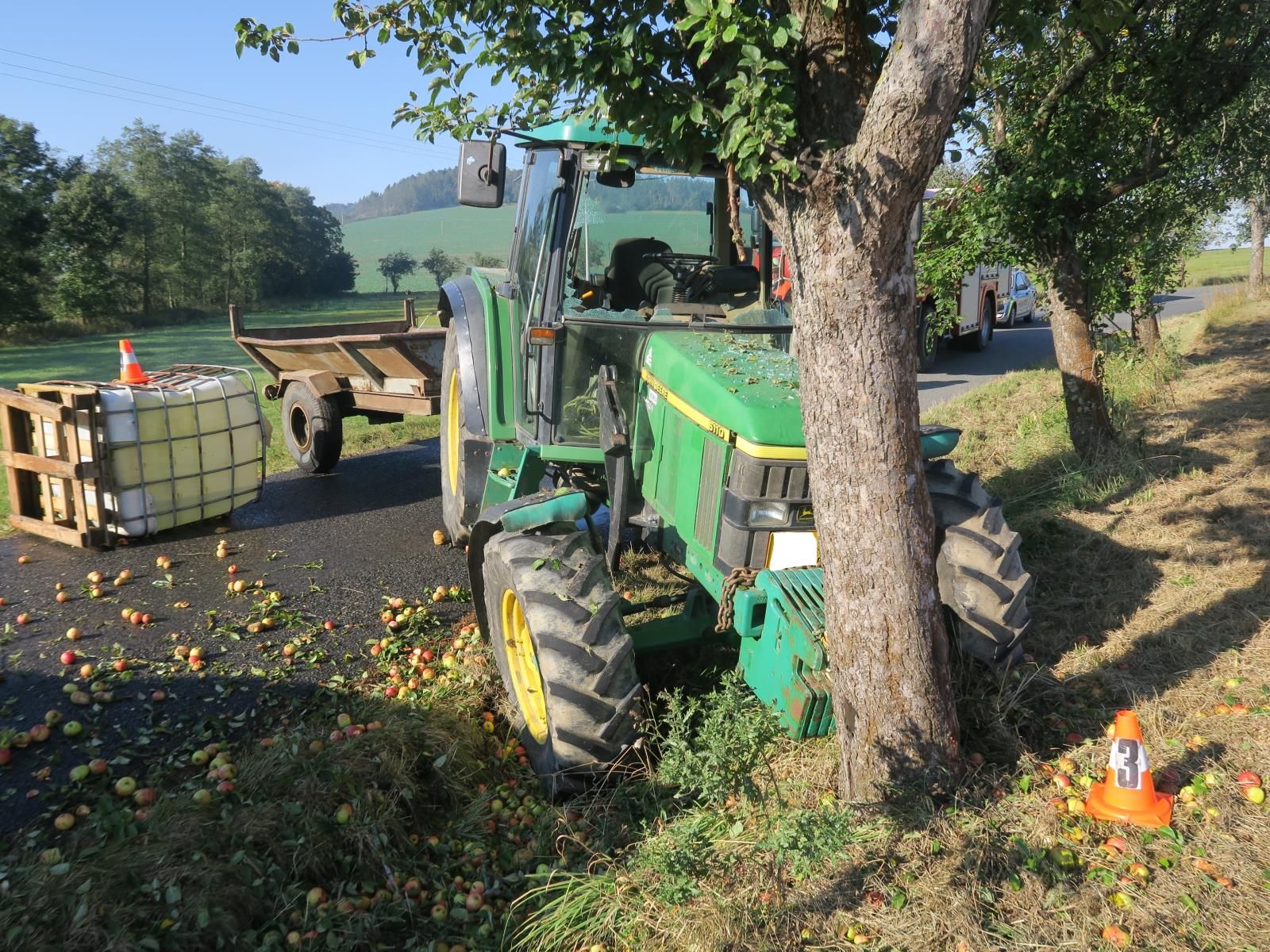 obrázek: Traktor to v Únějovicích opřel o strom