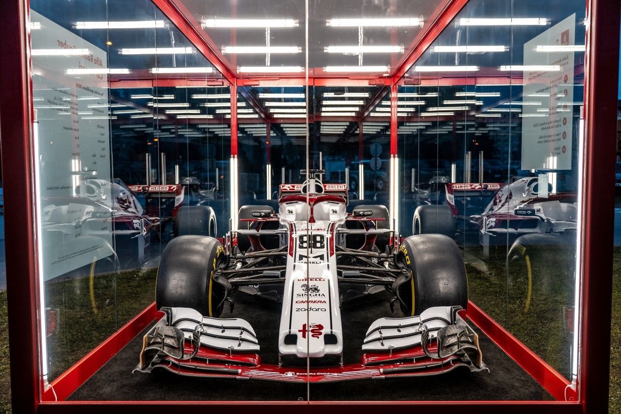 Chcete vidět monopost Formule 1 Alfa Romeo? Zajděte na benzinku na Nepomucké 