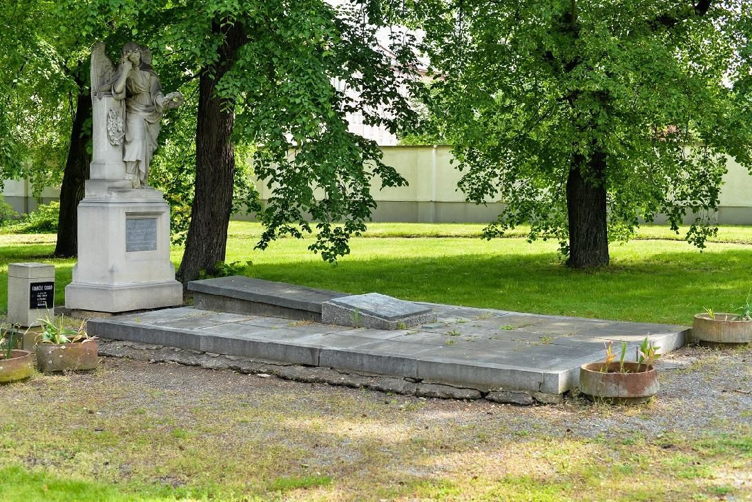 obrázek: Tylův náhrobek na Mikulášském hřbitově bude restaurován