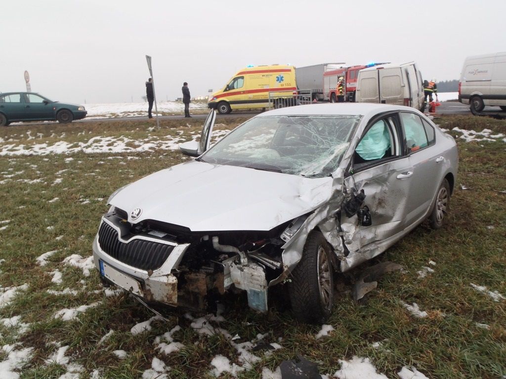 U Horní Lukavice se srazila dodávka s autem, tři zranění