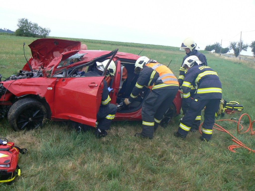 obrázek: U Horního Metelska skončilo auto na louce