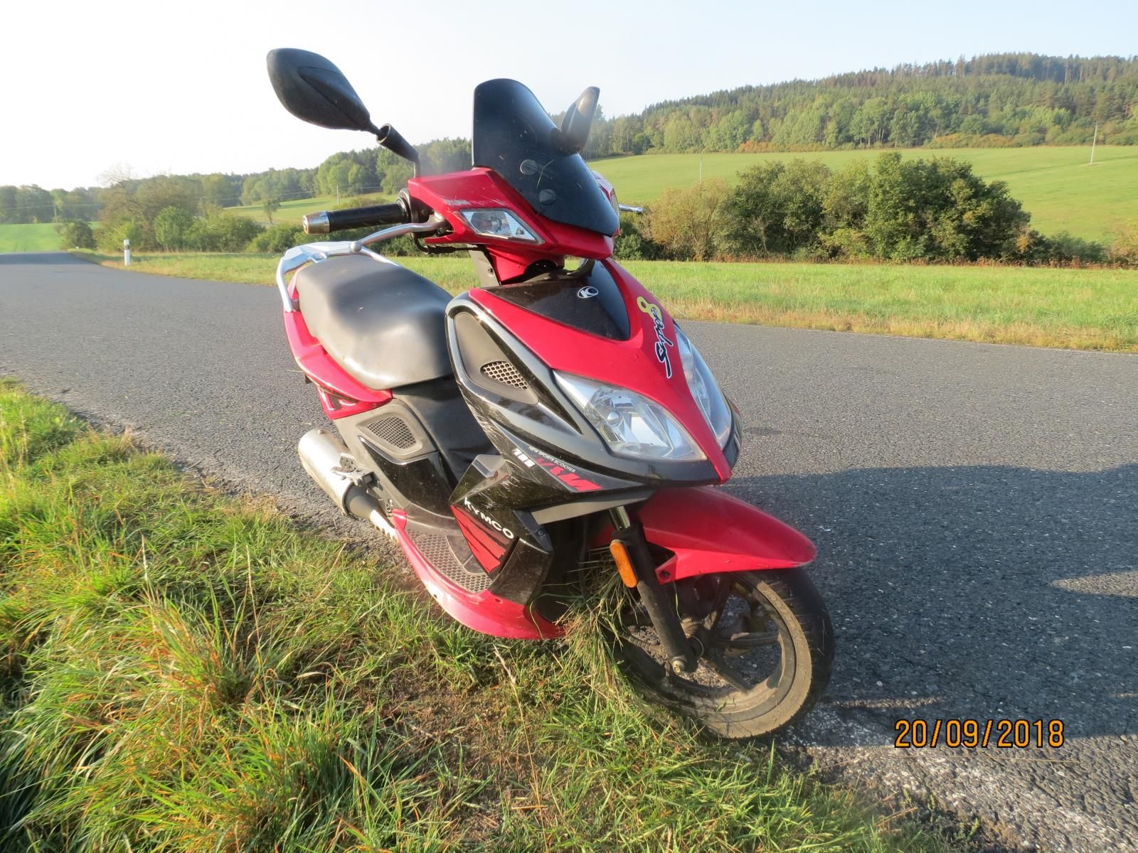 obrázek: U Skařezu skončila v příkopu, motorka neměla technickou