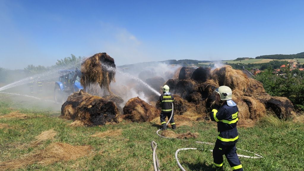 obrázek: U Švihova hořely balíky slámy, hasiči místo přes noc hlídali