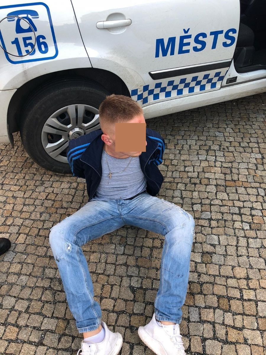 obrázek: U synagogy mával opilý muž pistolí, zpacifikovali ho strážníci