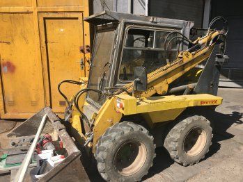 obrázek: UNC nakladač v Domažlicích padl ze srázu, řidič je zraněný