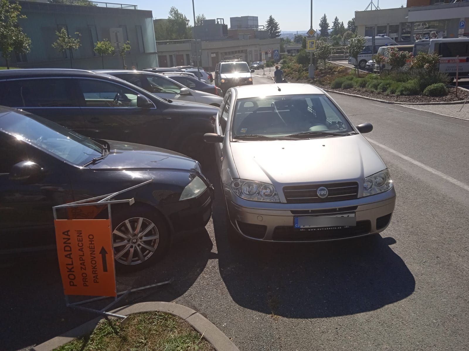 obrázek: V areálu FN Plzeň se rozjelo zaparkované auto, srazilo ceduli i další vůz
