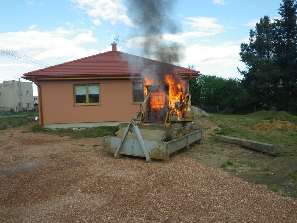 obrázek: V Blatnici hořel bagřík, škoda 200 tisíc korun 