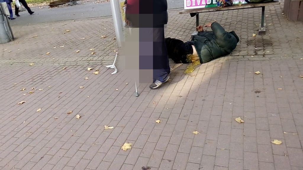 obrázek: V centru Plzně se válel pokálený, pomočený a namol