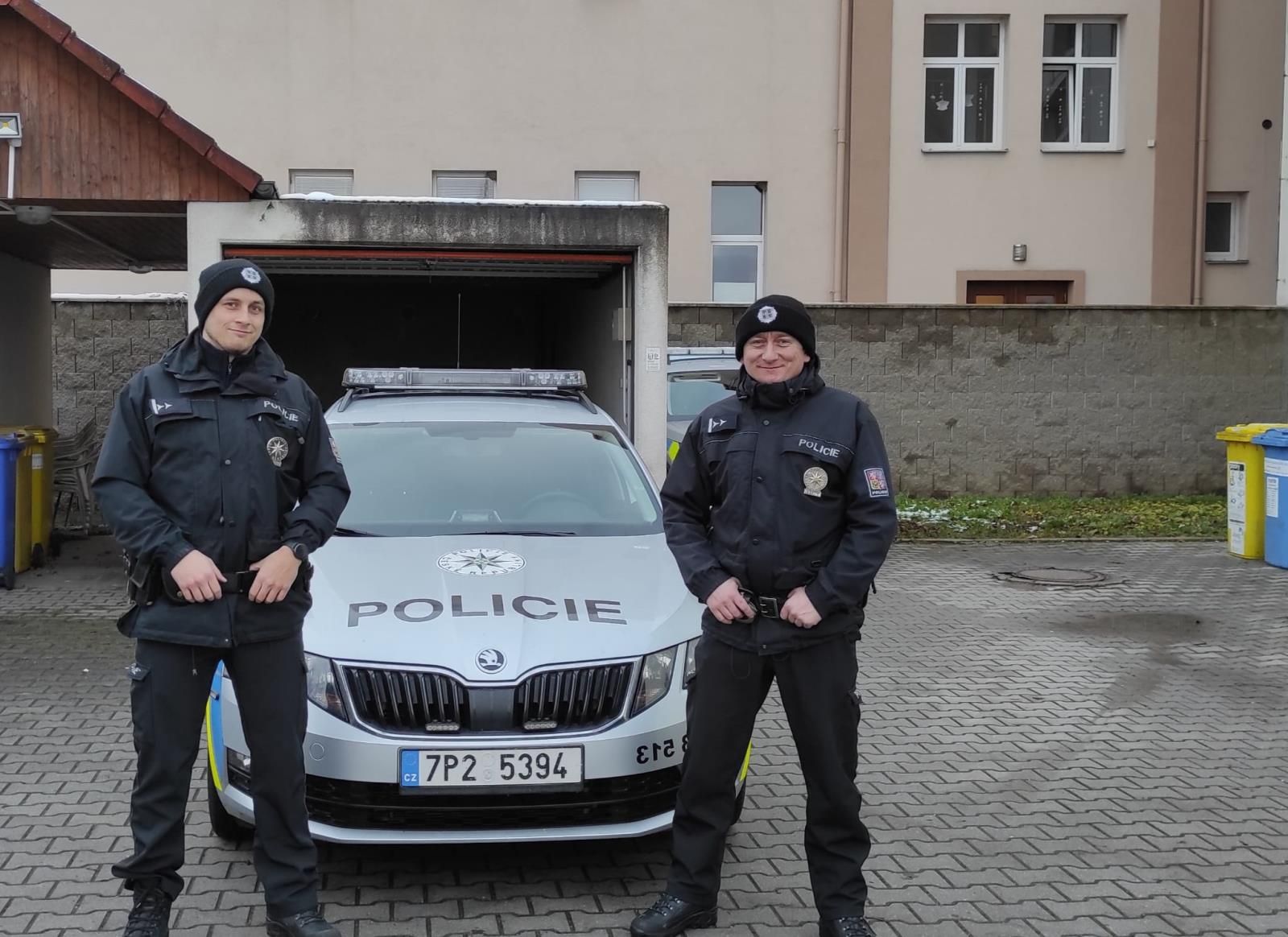 obrázek: V Dobřanech hořel muž, život mu zachránili policisté 