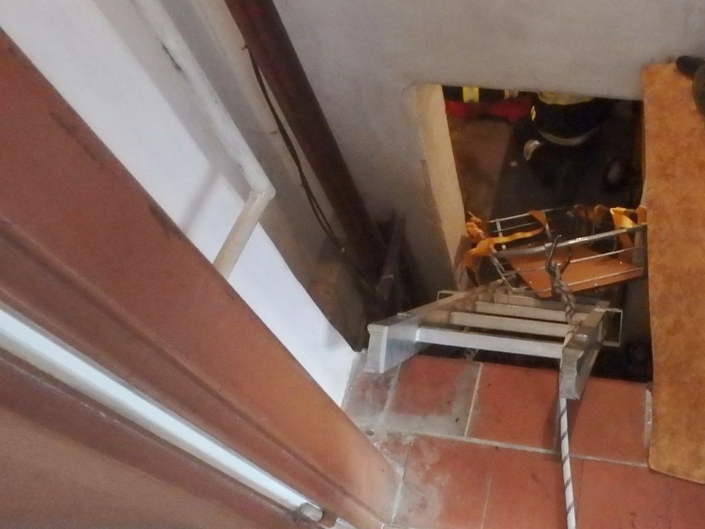 obrázek: V Dobřanech se lidé propadli do výtahové šachty, žena zemřela