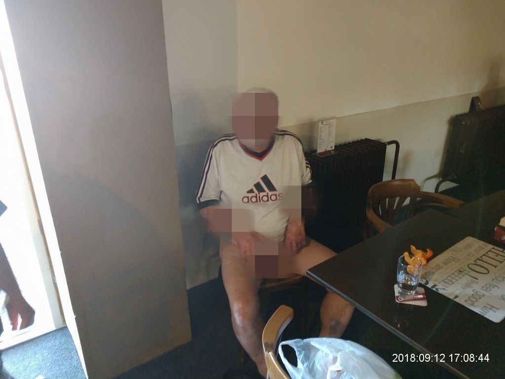 obrázek: V doubraveckém baru dostal vodu, na protest se svlékl do naha