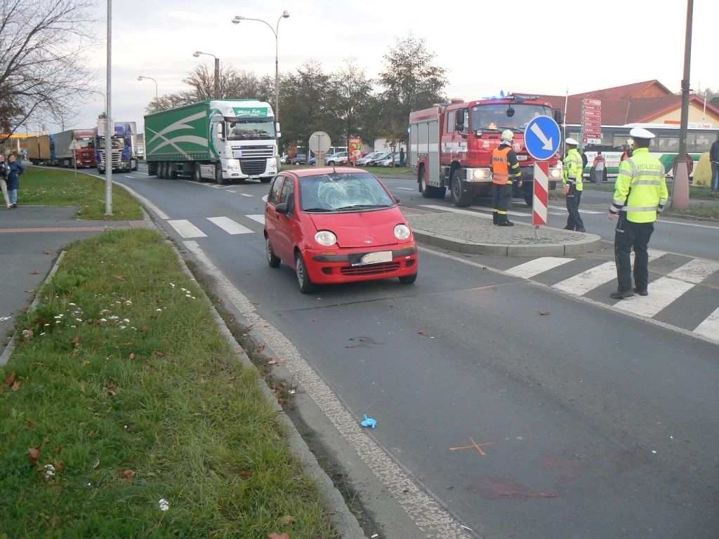 obrázek: V Horšovském Týně srazilo auto chodkyni, vezl ji vrtulník 