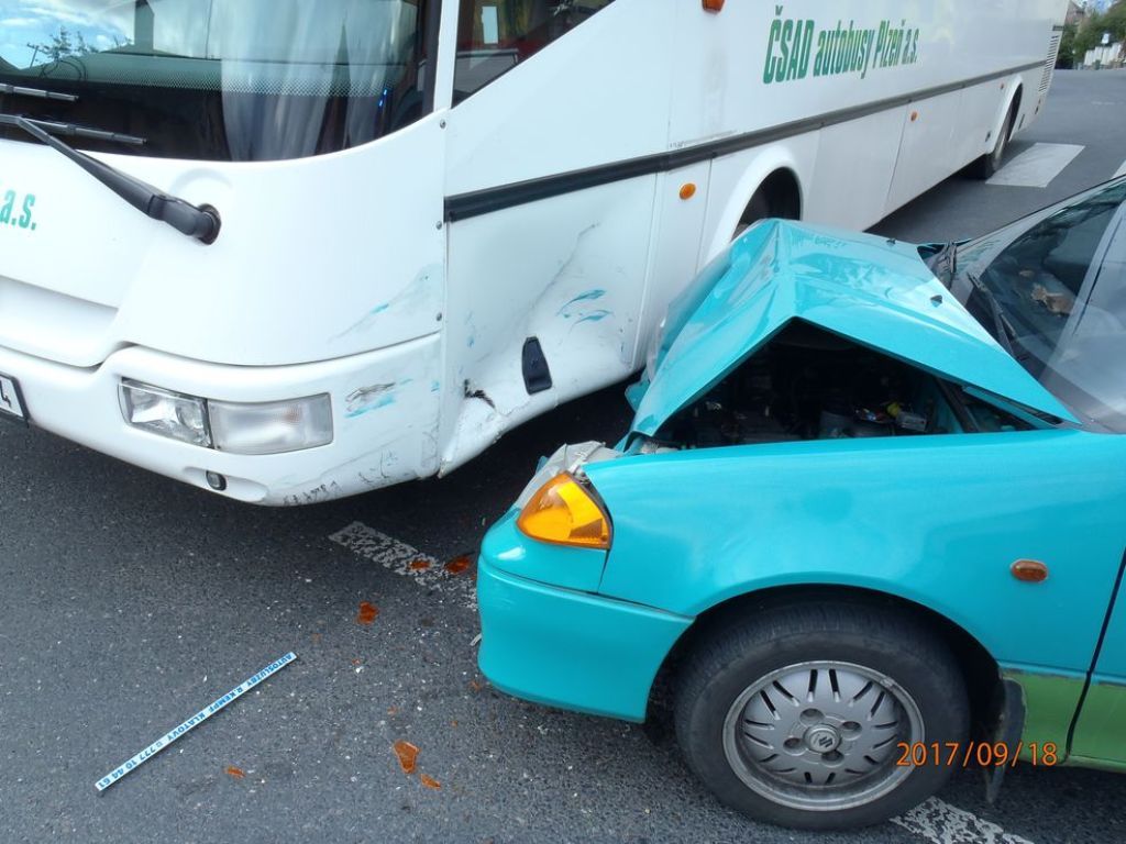 obrázek: V Klatovech bouralo auto s autobusem, všichni vyvázli bez zranění 