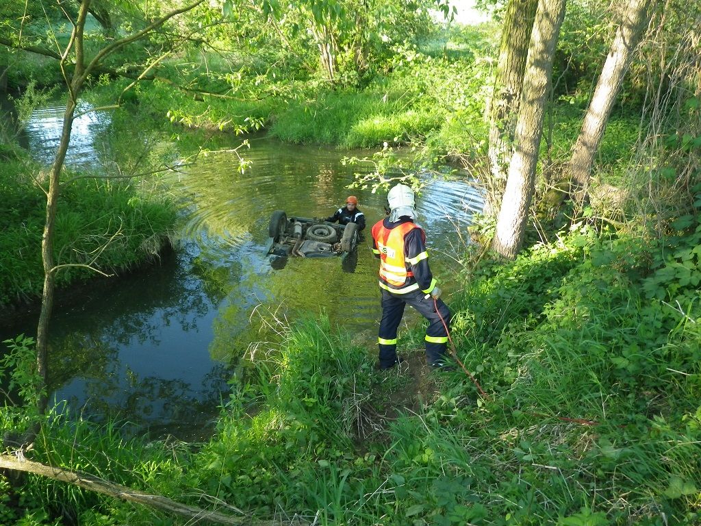 obrázek: V Lelově u Stoda plavalo v řece auto s mrtvým mužem
