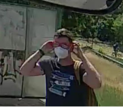 obrázek: V Lobzích na zastávce onanoval před dívkou