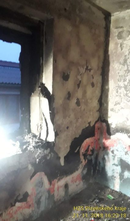 V Malém Boru hořel dům, hasiči evakuovali sedm lidí