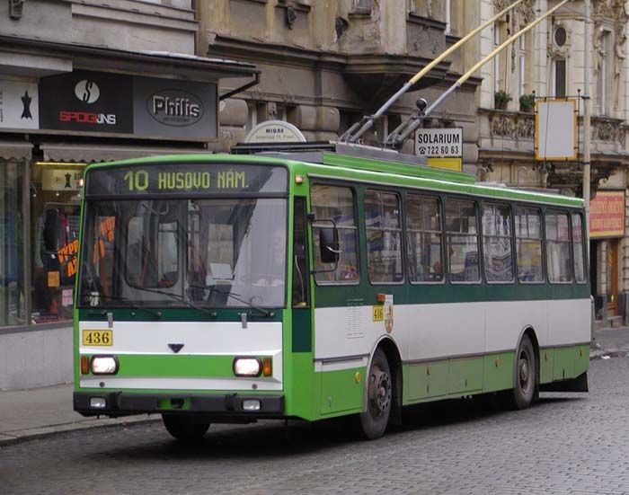 obrázek: V opilosti se chtěl zabít, skákal pod trolejbus 