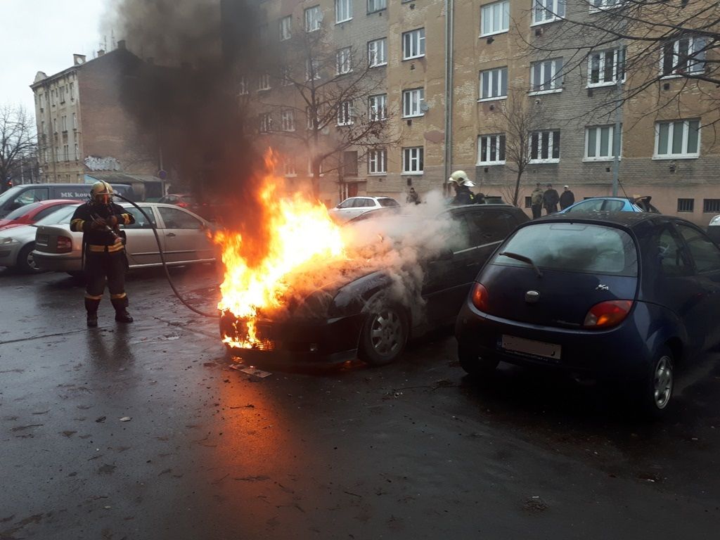 obrázek: V plzeňské Korandově ulici hořelo auto