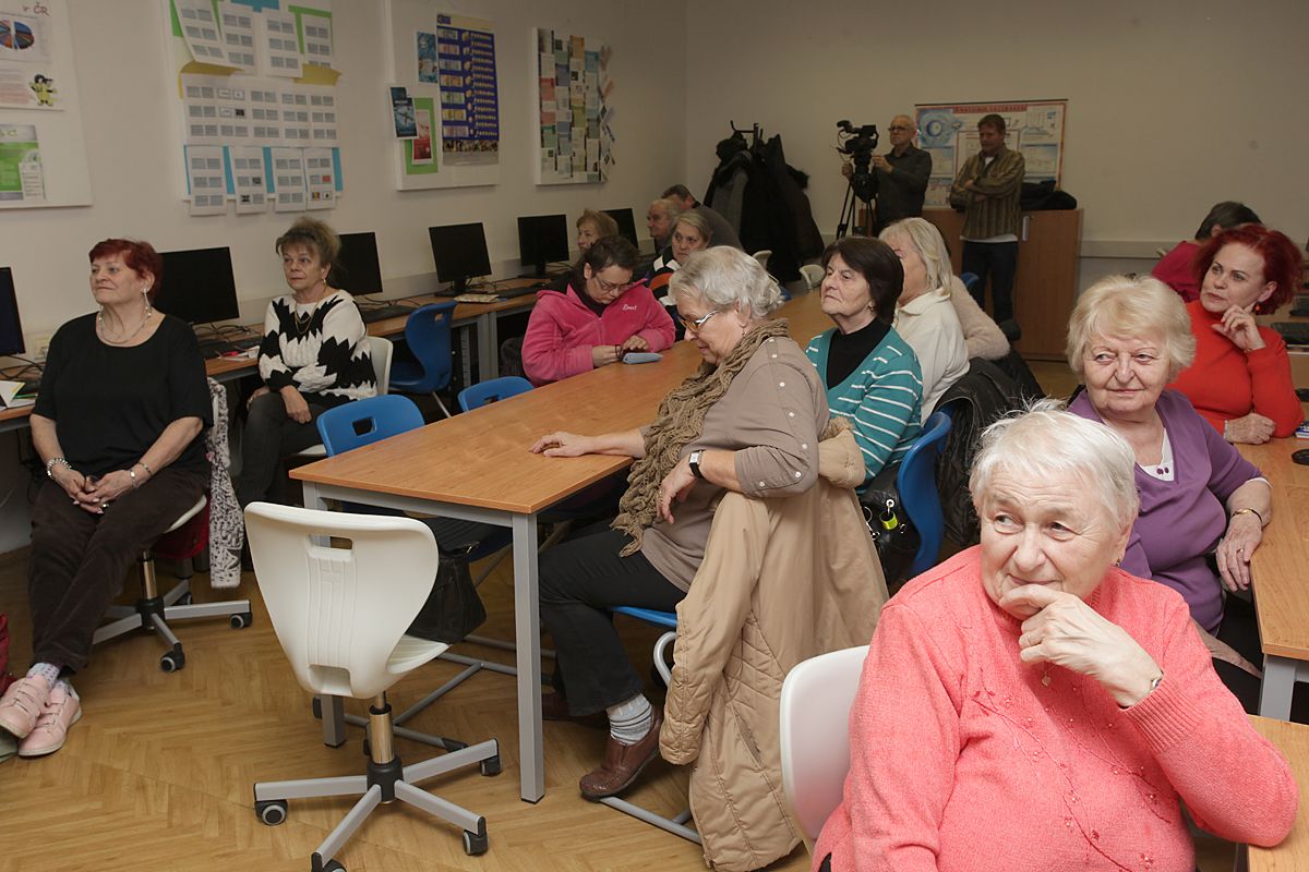 V plzeňském centrálním obvodu se opět vzdělávají senioři na počítačích