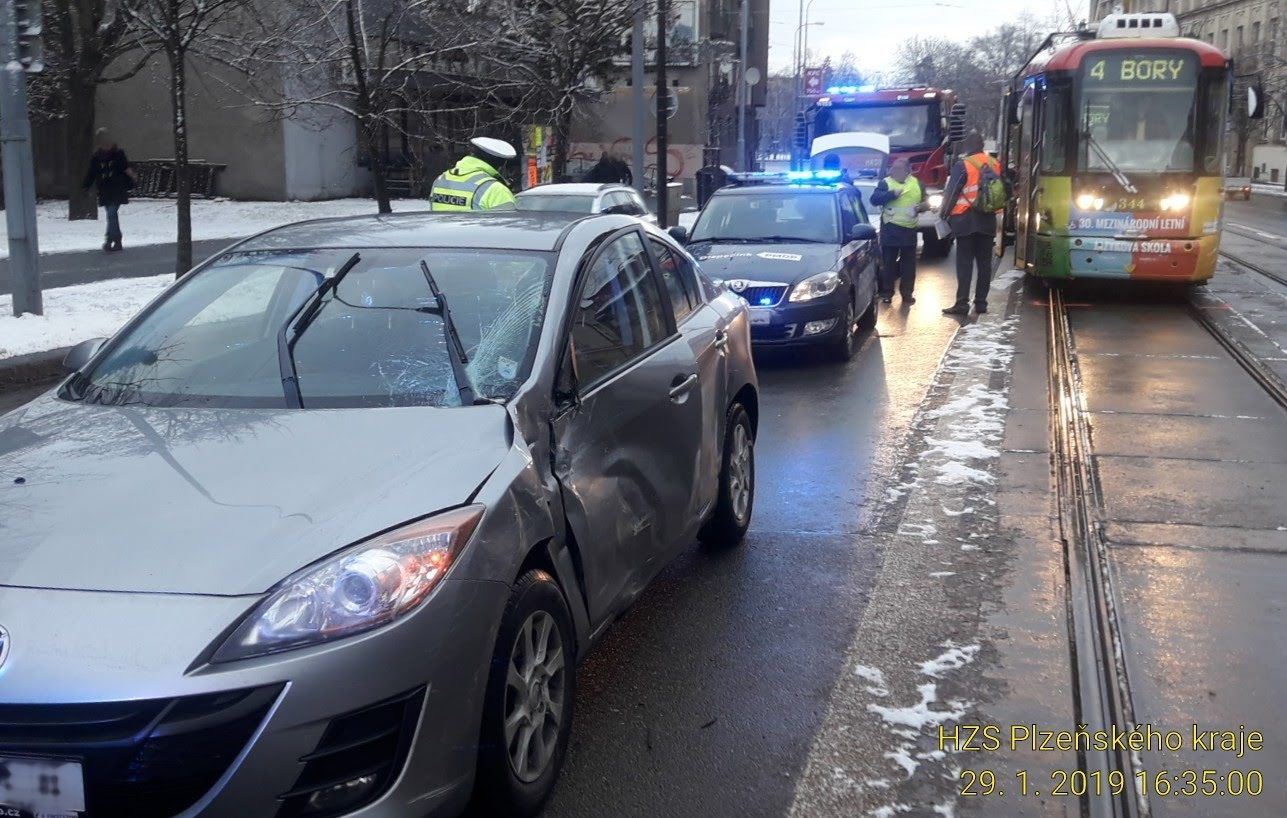 obrázek: V Plzni bourala tramvaj s autem
