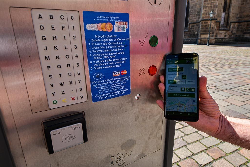 V Plzni dohlédne na parkování auto s kamerami