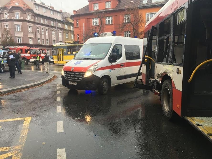  V Plzni se srazila tramvaj s autobusem, 17 cestujících je v nemocnicích