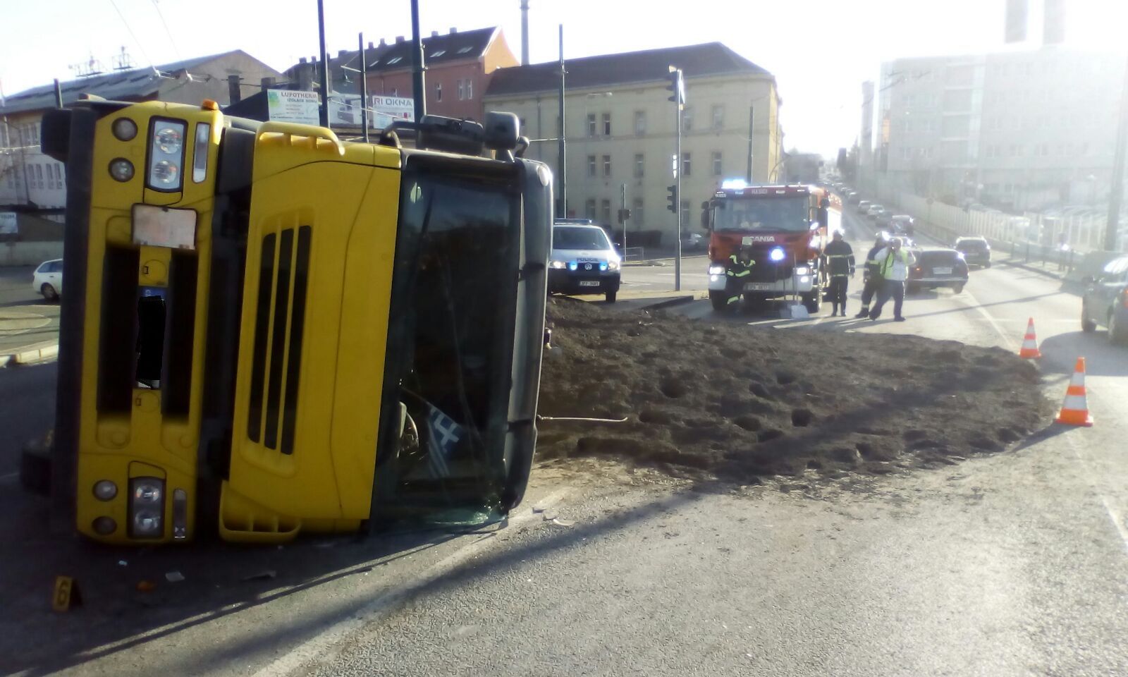obrázek: V Plzni se v pondělí převrátil náklaďák s třiceti tunami popela