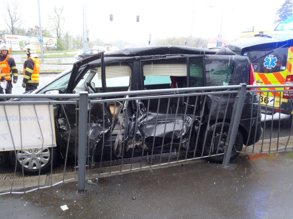 obrázek: V Plzni ve středu ráno bourala tramvaj s autem