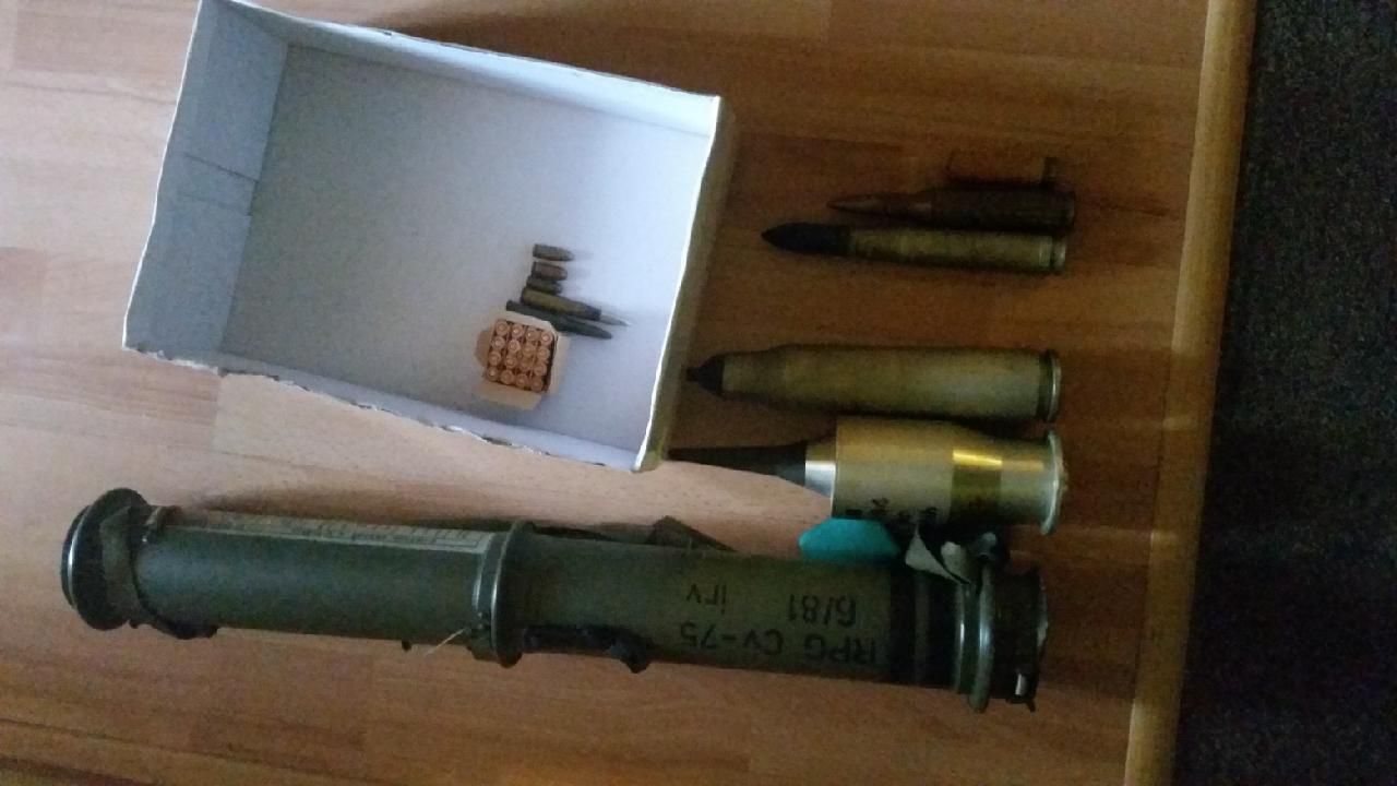 obrázek: V rokycanském bytě našli bazuku a náboje
