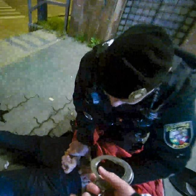 obrázek: V Šumavské popíjel, s 3,4 promile kopl strážníka do nohy