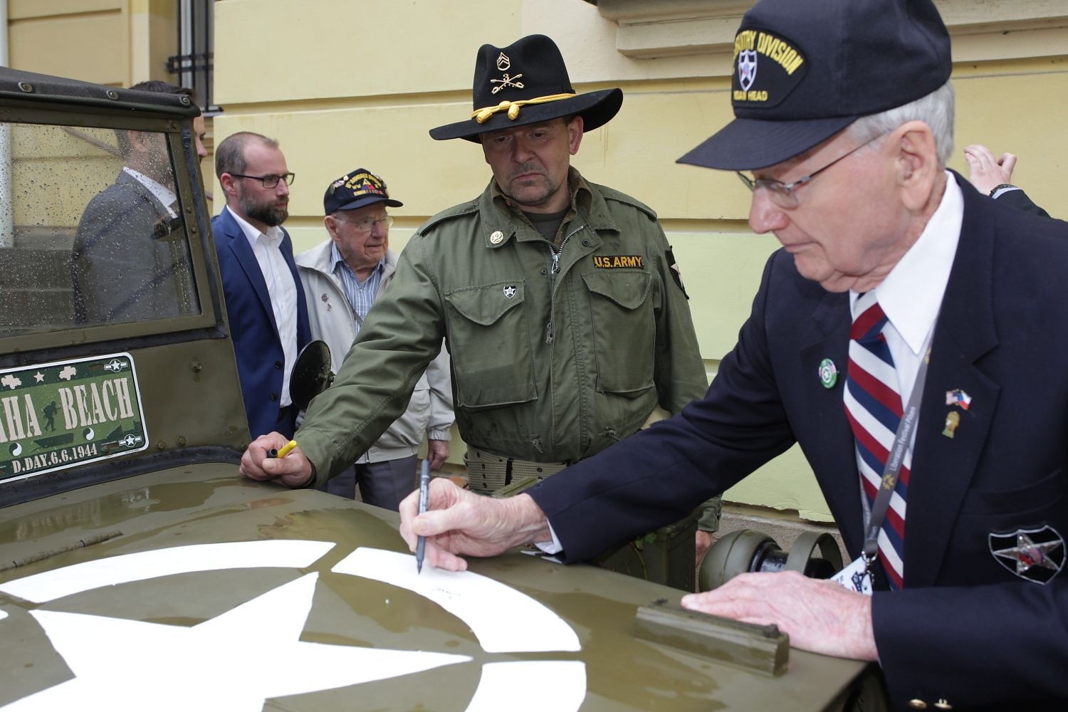 obrázek: Váleční veteráni se přišli podívat na strom, který před třemi lety zasadili 