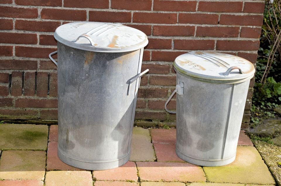 obrázek: Vandal v Bělé poničil schránku, zastávku, odpadkový koš i značky 
