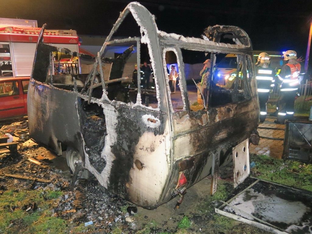 Ve Šťáhlavicích vzplál před domem karavan s tlakovými lahvemi 