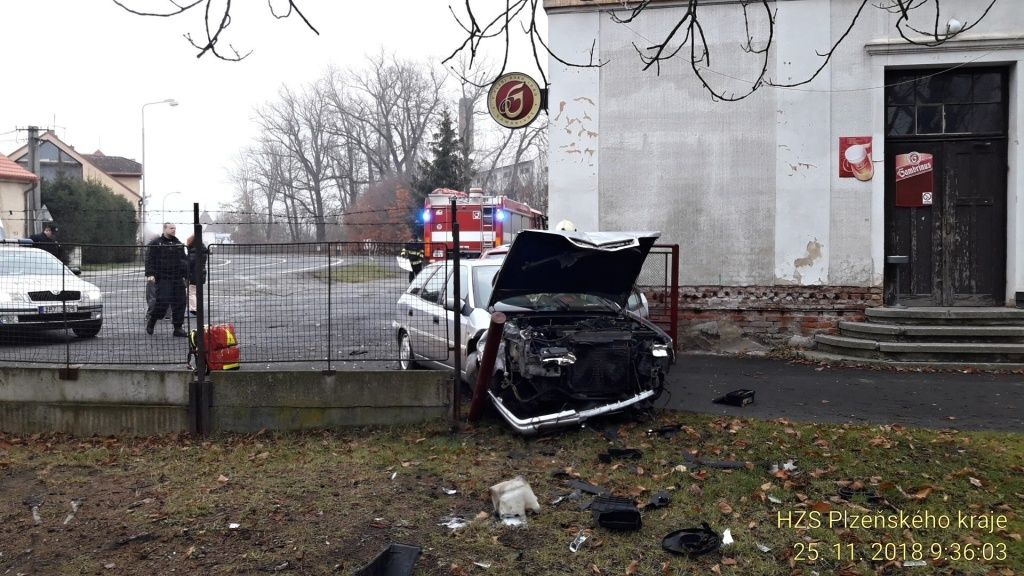 Ve Staňkově narazil do dvou zaparkovaných aut