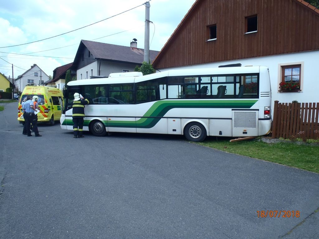 obrázek: Ve Velharticích boural autobus